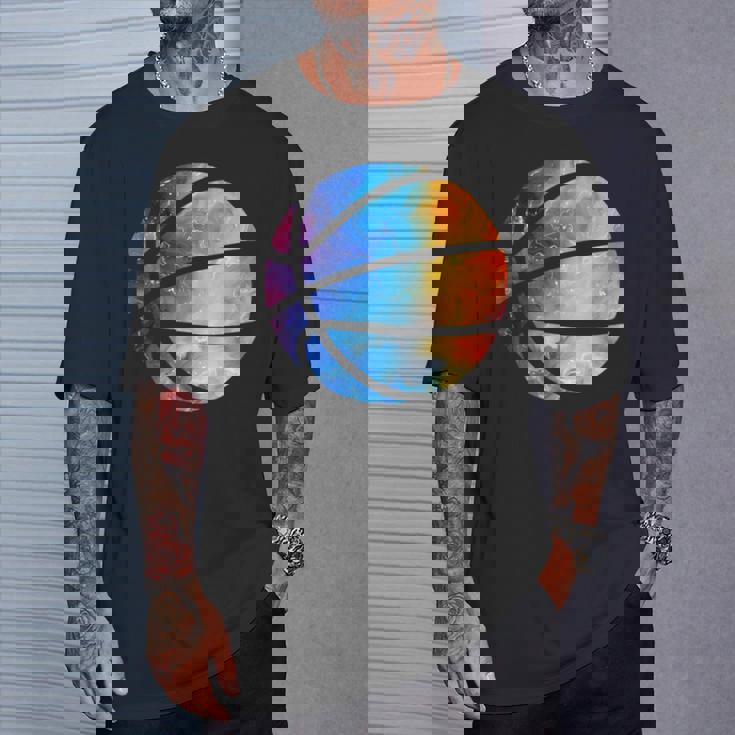 バスケットボールのシルエットカラフルな水彩画 Tシャツ 彼への贈り物