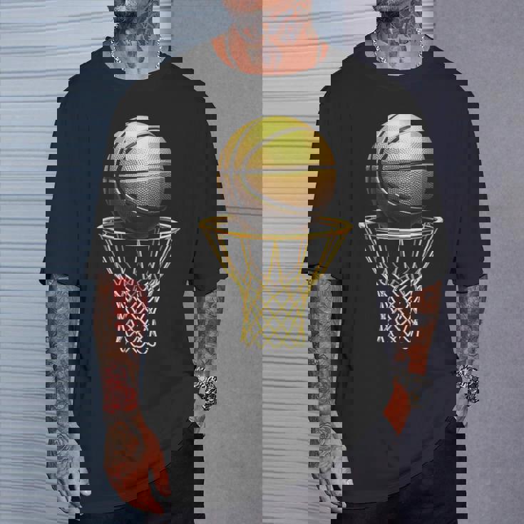 バスケットボール選手 クールトロフィー スポーツ愛好家 試合日 Bボール Tシャツ 彼への贈り物