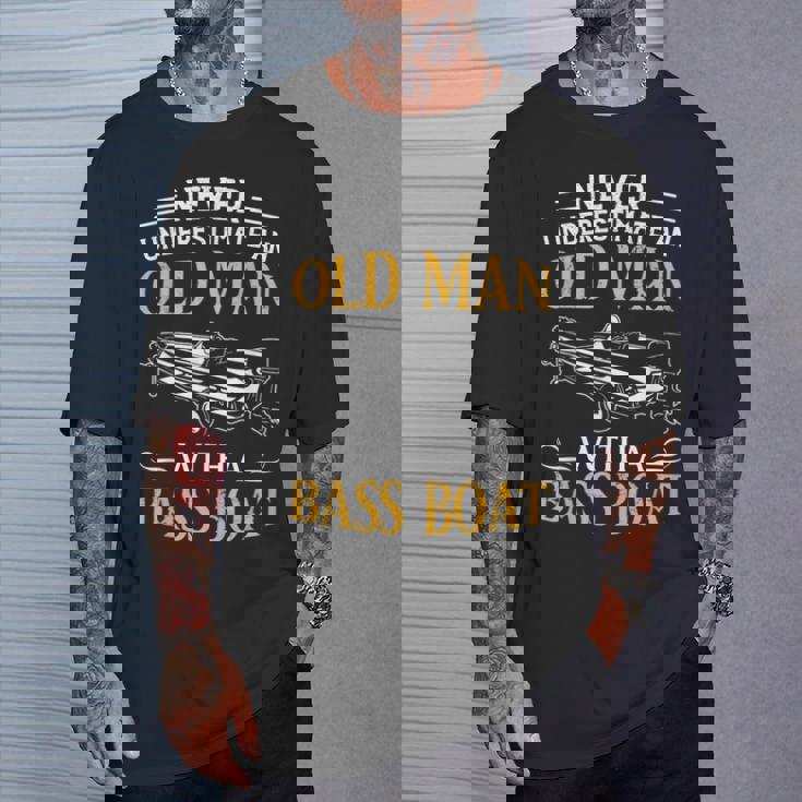 バスボート釣りの老人を決して過小評価しないでください Tシャツ 彼への贈り物