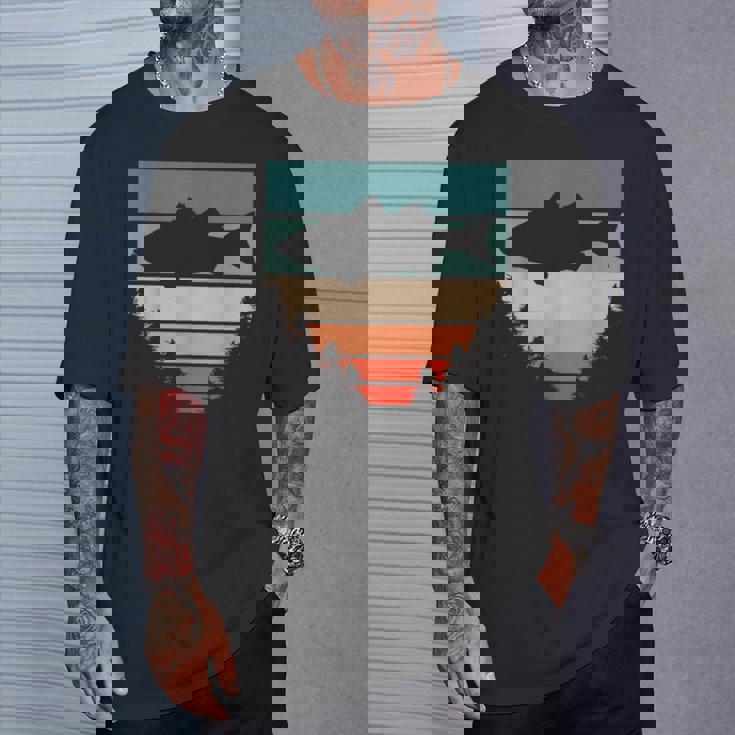 バス釣り森レトロオオクチバスフィッシャーマン Tシャツ 彼への贈り物