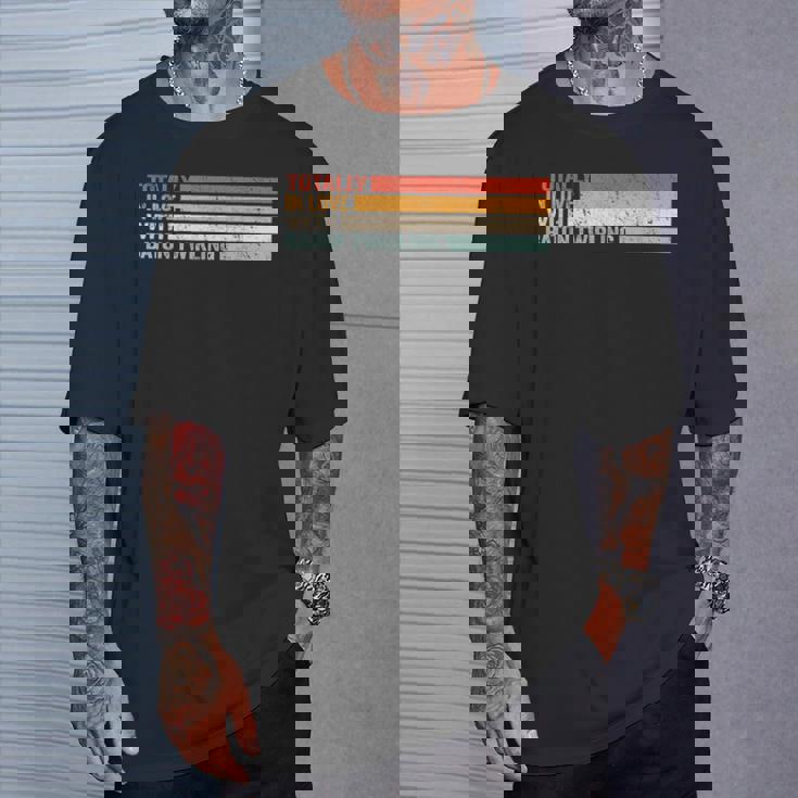 バトントワリングのレトロなバトントワーラーに完全に恋をしています。 Tシャツ 彼への贈り物