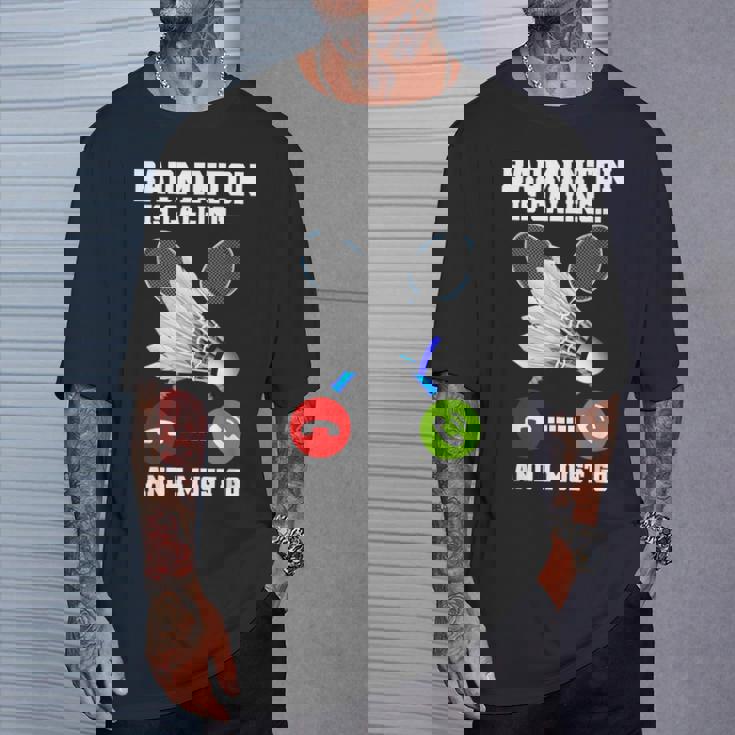 バドミントンが呼んでいる、私は行かなければならないラケットバドミントン選手badminton Tシャツ 彼への贈り物