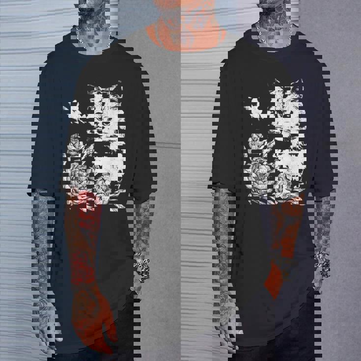 バラと蝶の猫、花柄 Tシャツ 彼への贈り物