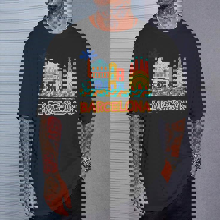 バルセロナの象徴的な建物とサグラダファミリア カラフル Tシャツ 彼への贈り物