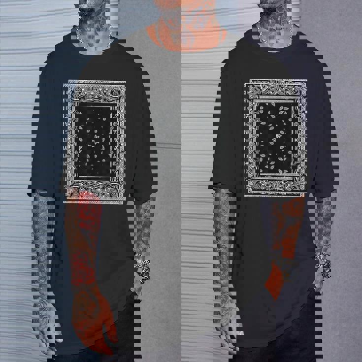 メンズ ブラック ホワイト バンダナ プリント ブラック ペイズリー柄 Tシャツ 彼への贈り物