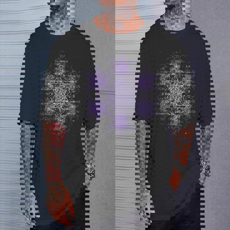 パープル フラクタル メタトロンキューブ 神聖な幾何学 スピリチュアル Tシャツ 彼への贈り物