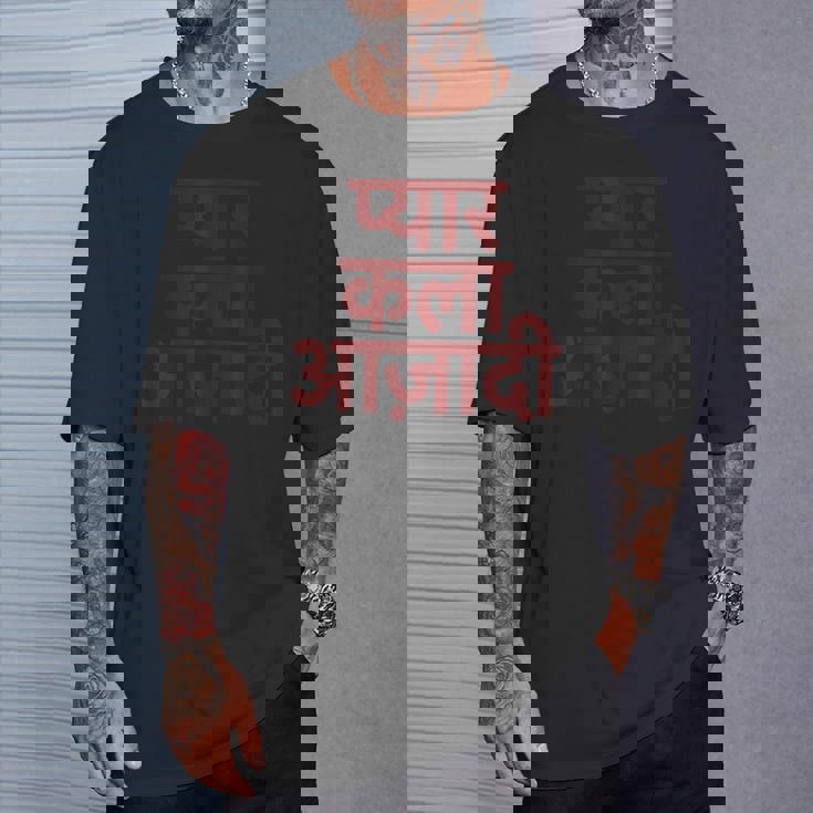 ヒンディー語で書かれた愛、芸術、自由 Tシャツ 彼への贈り物