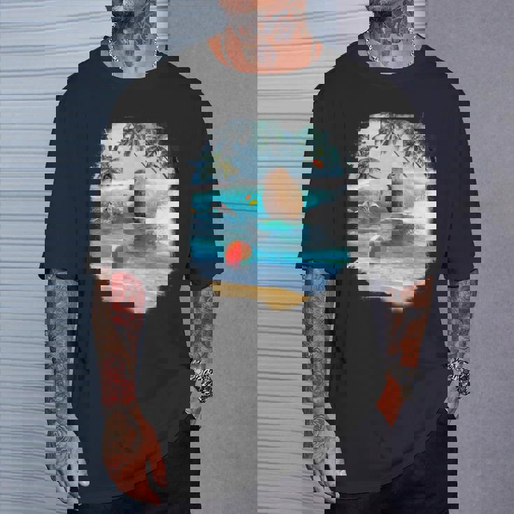 ビーチでのカピバラサーフィンおかしい Tシャツ 彼への贈り物