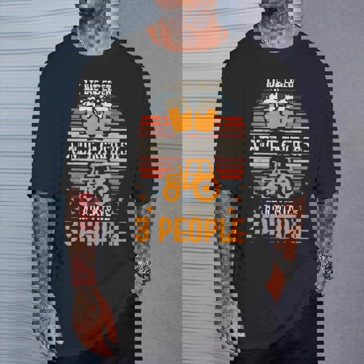 ビールとトラクターが好きで、たぶん3人で農作業をしています。 Tシャツ 彼への贈り物