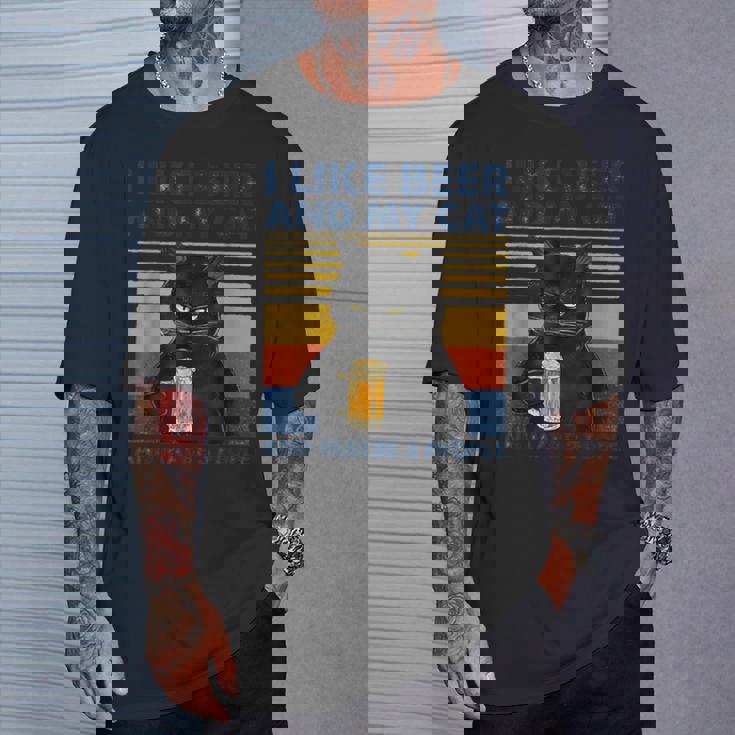 ビール好きで猫が手にビールを飲んでビール友達を応援 Tシャツ 彼への贈り物