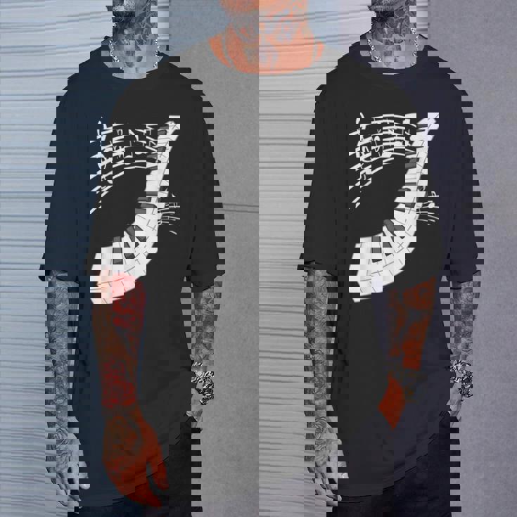 ピアノの鍵盤・音符・楽器ピアノ Tシャツ 彼への贈り物