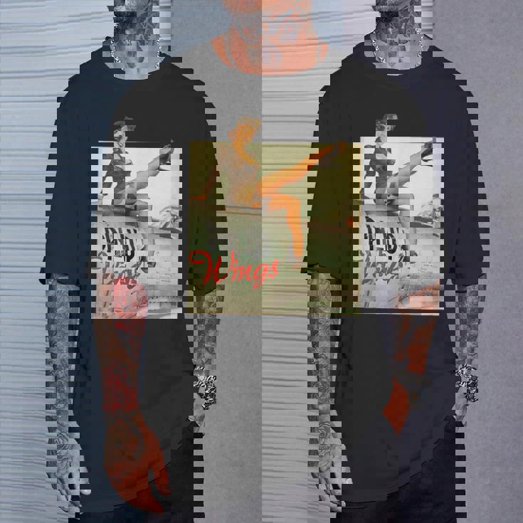 ピンナップガールの羽ビンテージポスターww2 Tシャツ 彼への贈り物