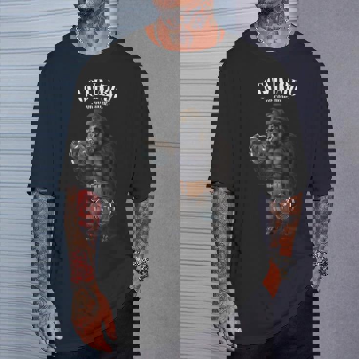 フィットネスジムでダンベルでゴリラ筋トレ Tシャツ 彼への贈り物