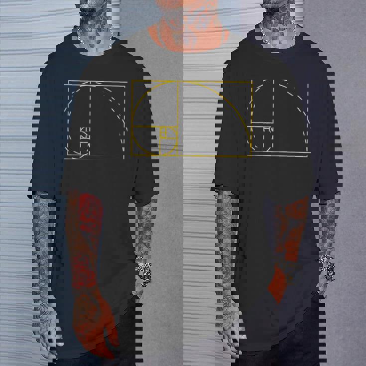 フィボナッチシーケンスゴールデンカットルールフィボナンバー。 Tシャツ 彼への贈り物