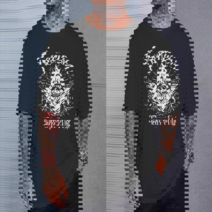 フリーメイソン ロッジ フリーメイソン エンブレム メイソン 3度 ライト Tシャツ 彼への贈り物