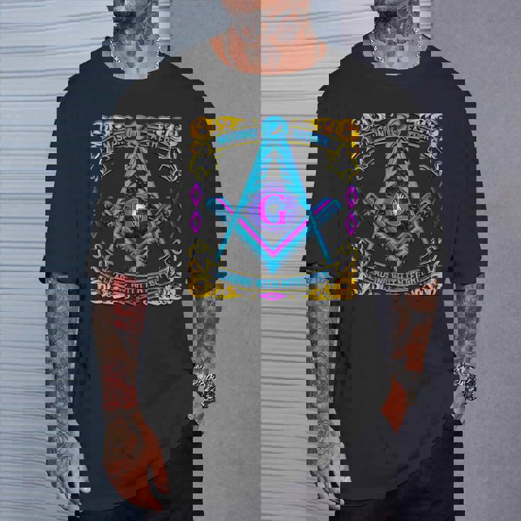 フリーメーソンのシンボル「誠実さをもってリードするフリーメーソンの父」 Tシャツ 彼への贈り物