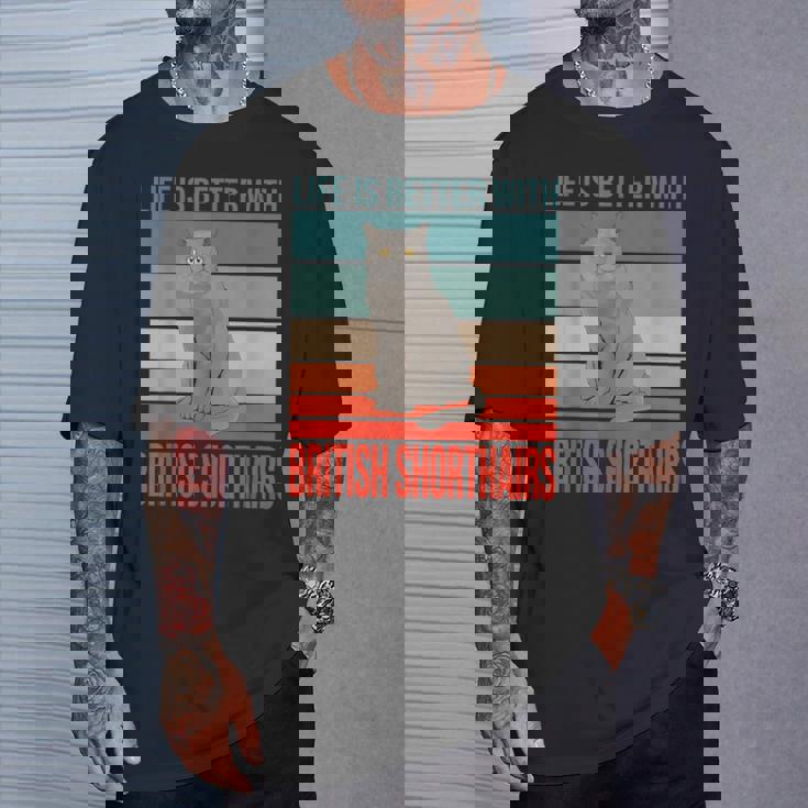 ブリティッシュショートヘア ライフ・イズ・ベター 子猫猫の飼い主 ブリティッシュショートヘア Tシャツ 彼への贈り物