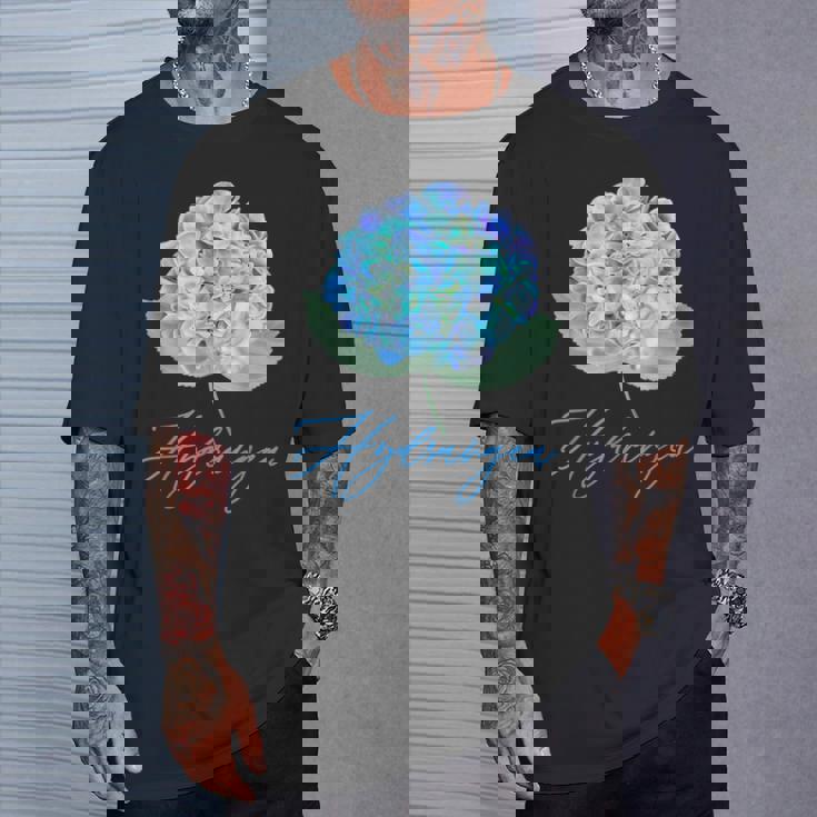 ブルーパープルアジサイフラワーレトロガーデナーアート Tシャツ 彼への贈り物