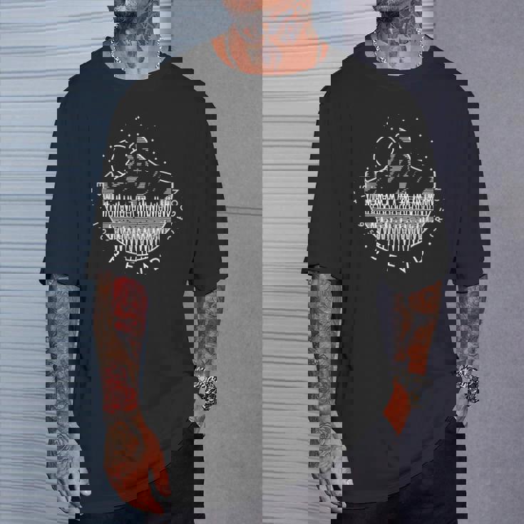 ベンド オレゴン 山と森 シンプル ミニマルデザイン Tシャツ 彼への贈り物