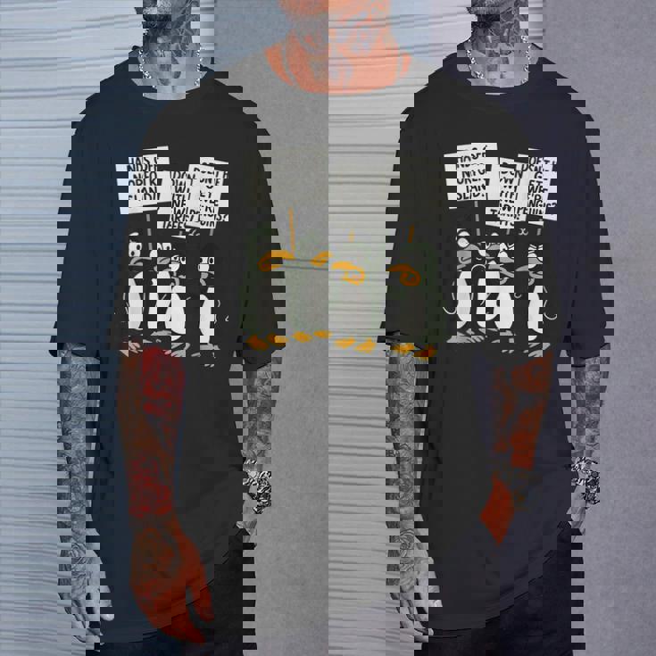 ペンギンの関税 聞いた島 ペンギンと一緒に立つ Tシャツ 彼への贈り物