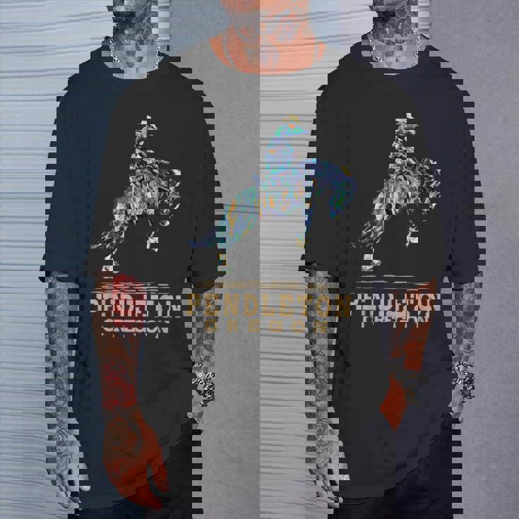 ペンドルトンオレゴン-ロデオ-カウボーイ-ホース Tシャツ 彼への贈り物