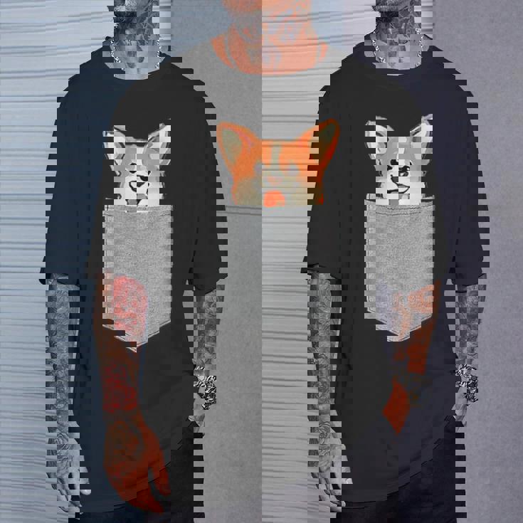 ポケットから覗く可愛いコーギーのデザイン Tシャツ 彼への贈り物