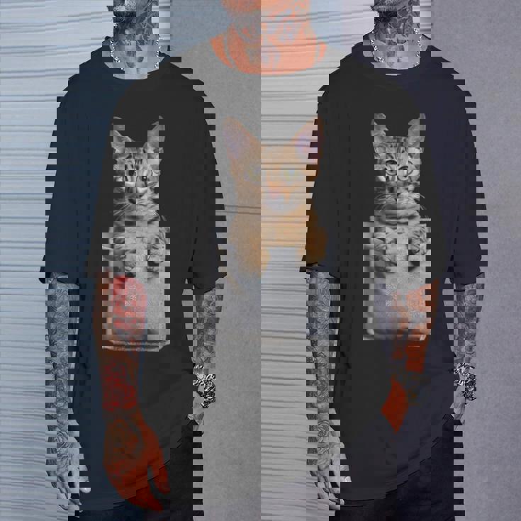 ポケットに入ったアビシニアン猫 Tシャツ 彼への贈り物