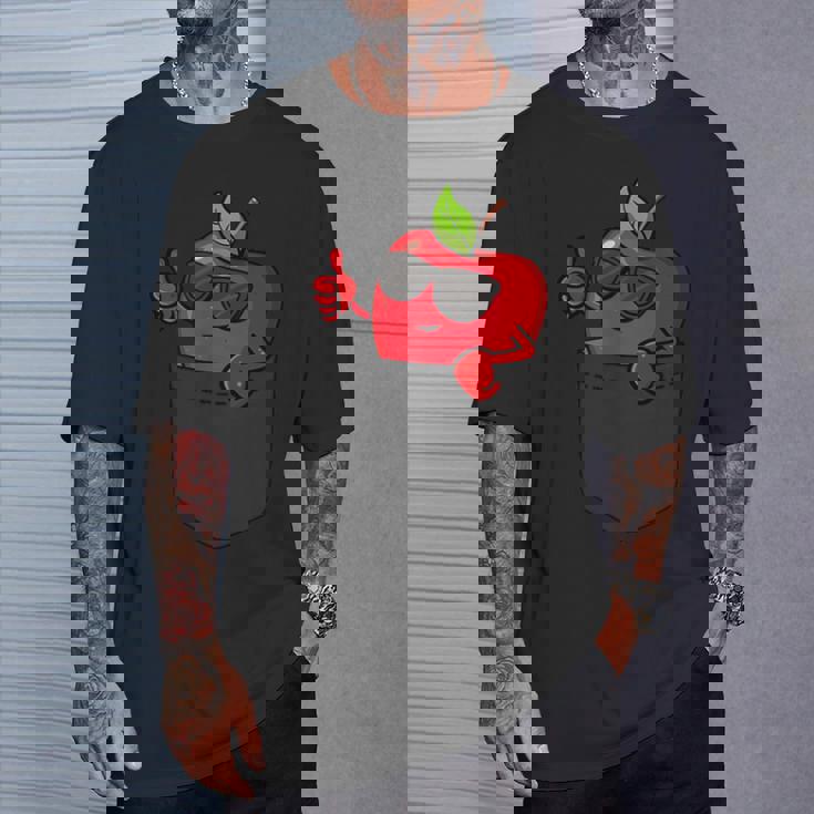 ポケットに入ったクールなリンゴ、サングラスをかけたリンゴのぞき見。 Tシャツ 彼への贈り物