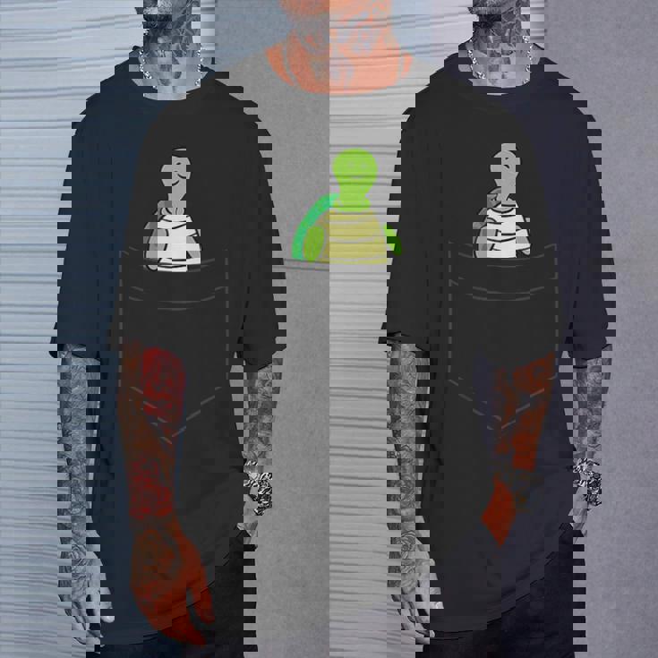 ポケットに入った亀 かわいいポケット ウミガメ Tシャツ 彼への贈り物