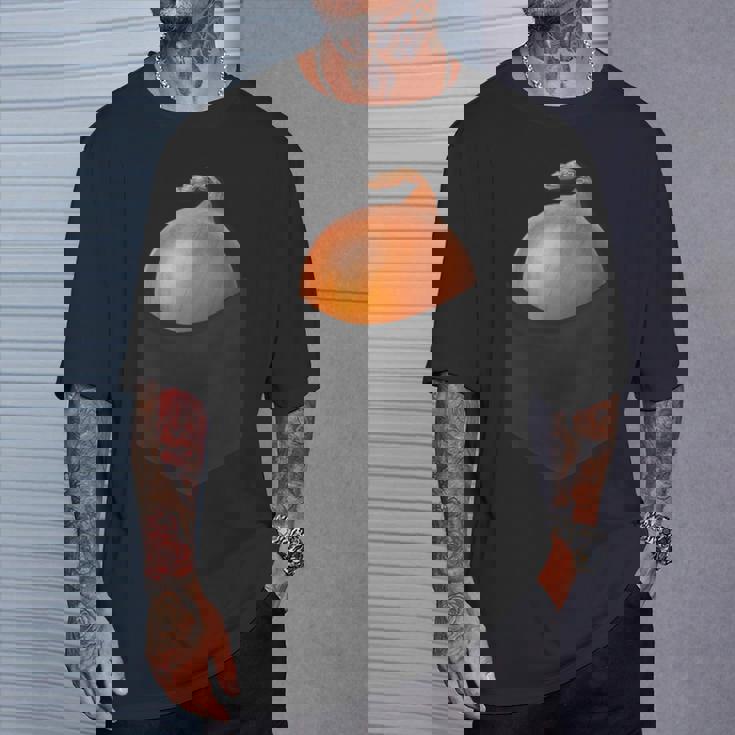 ポケットに入った玉ねぎ、胸に面白い玉ねぎ。 Tシャツ 彼への贈り物