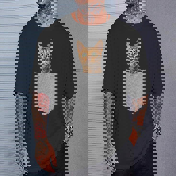 ポケットに入った面白いベンガルキャット かわいい子猫 恋人 ギフト Tシャツ 彼への贈り物