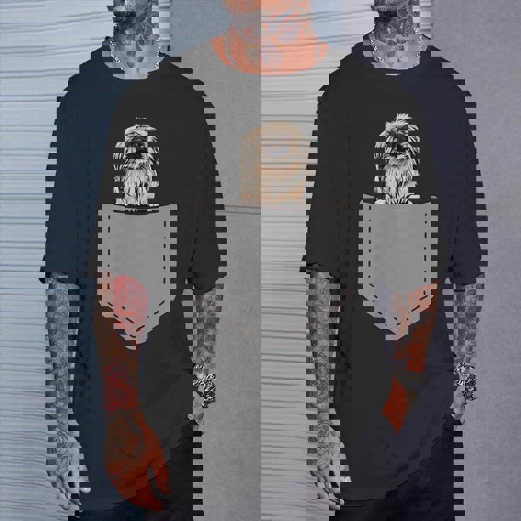 ポケットに入った面白いペキニーズ犬 犬愛好家 Tシャツ 彼への贈り物