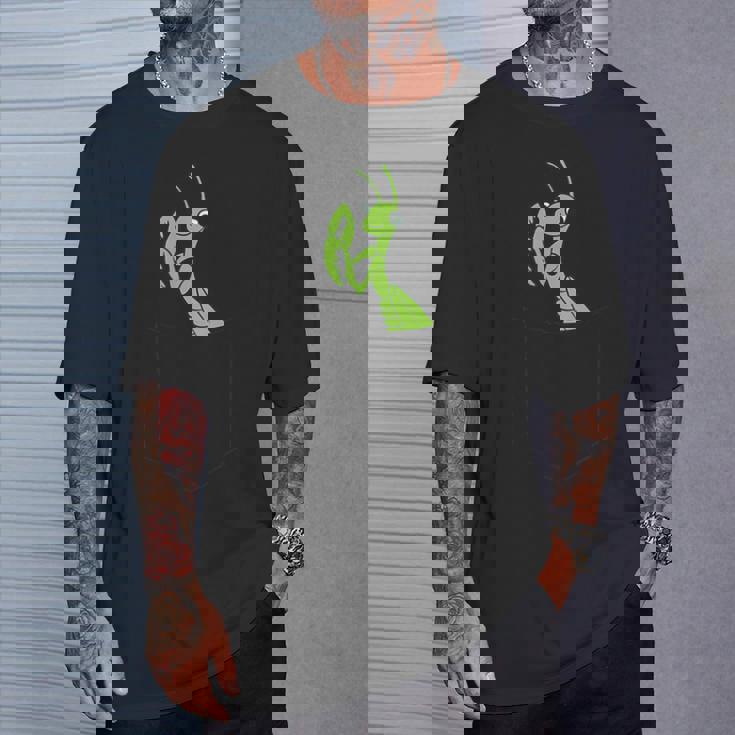 ポケット昆虫でカマキリを祈る カマキリを祈る Tシャツ 彼への贈り物