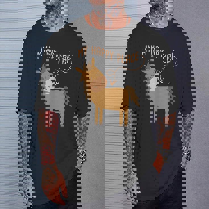 マイハッピープレイス I 馬好き I 乗馬 I 馬術用の馬 Tシャツ 彼への贈り物