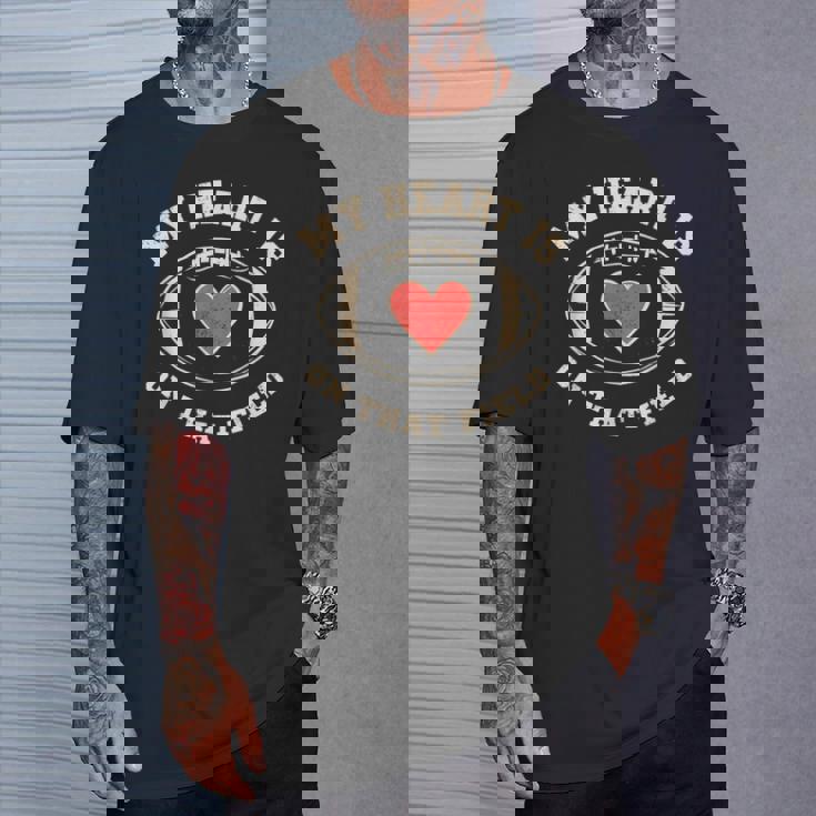 マイ・ハート・イズ・オン・ザッド・フィールド—ファニー・フットボール Tシャツ 彼への贈り物