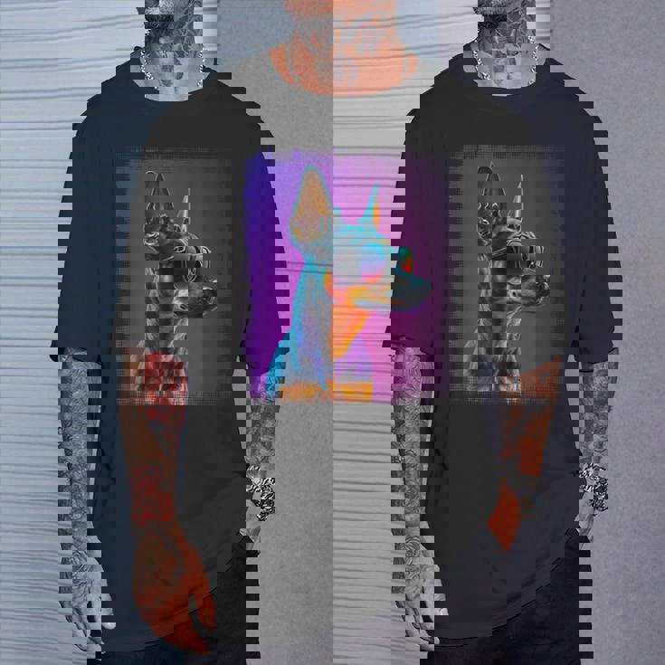 ミニピン 犬 オーナーのミニチュアピンシャーの漫画。 Tシャツ 彼への贈り物