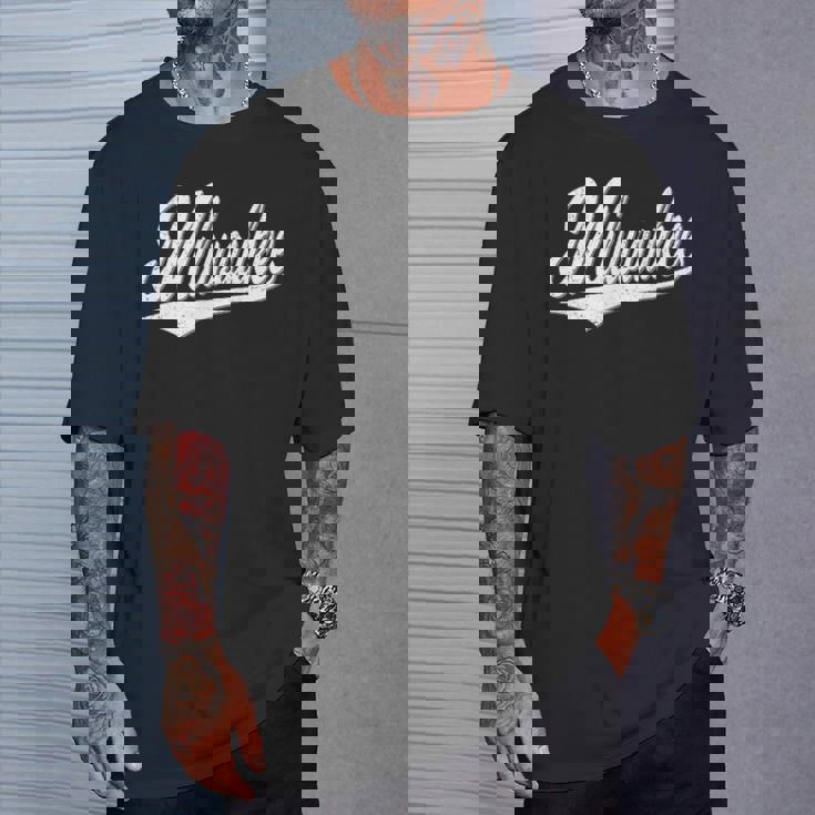 ミルウォーキー ウィスコンシン バーシティ スクリプト ヴィンテージ スポーツスタイル Tシャツ 彼への贈り物