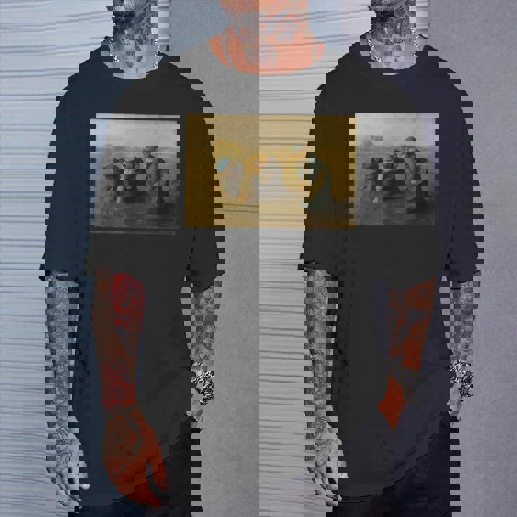 ミレー風アート猫の田植え 農作業をする三匹の猫たち Tシャツ 彼への贈り物