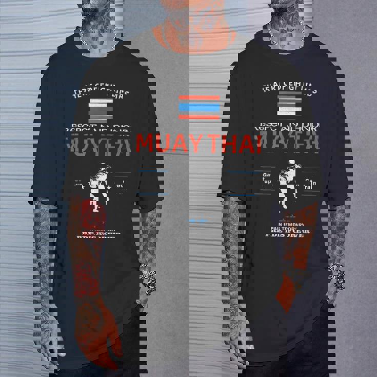 ムエタイ戦闘機 タイ国旗 ムエタイ Tシャツ 彼への贈り物