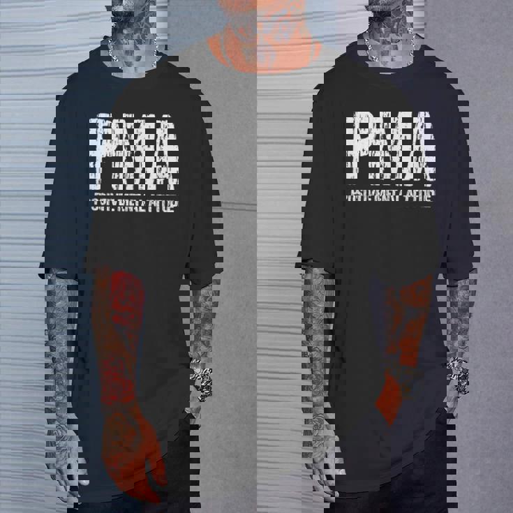 モチベーションを高めるpmaポジティブメンタルアティチュードにインスパイアされたtシャツ Tシャツ 彼への贈り物