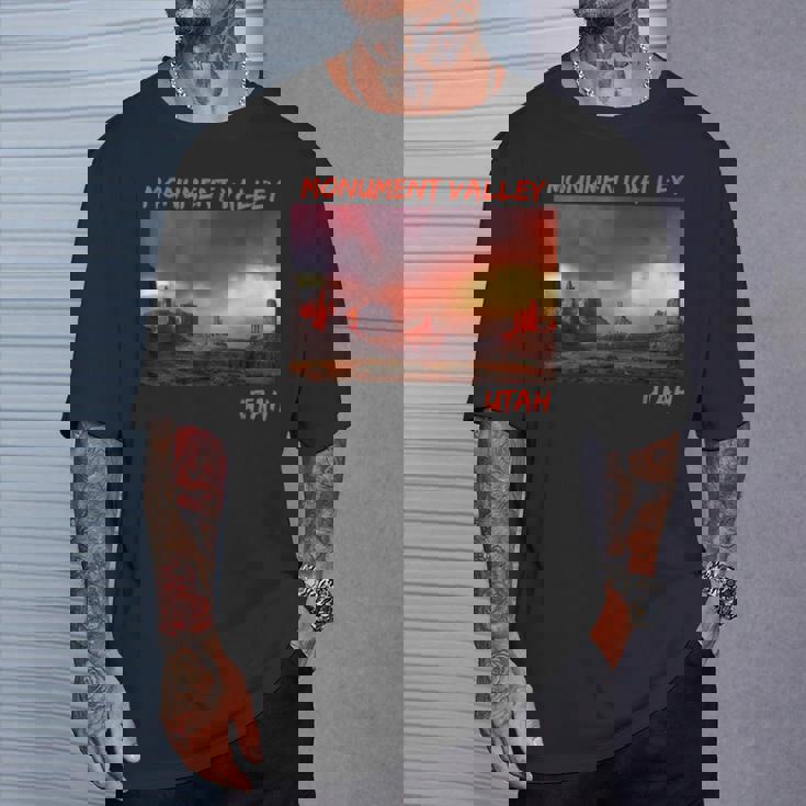 モニュメントバレーユタ州 Tシャツ 彼への贈り物