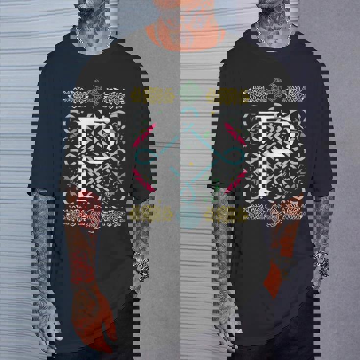 モノグラム 文字 P ケルト ヴィンテージ レトロ Tシャツ 彼への贈り物