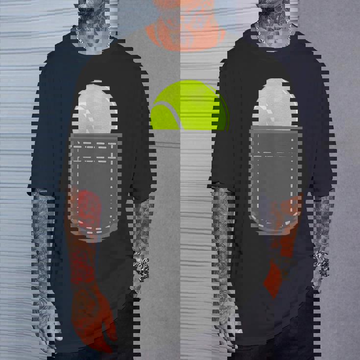 ユーモラスなテニスプレーヤーのための偽のポケットに入った面白いテニスボール Tシャツ 彼への贈り物