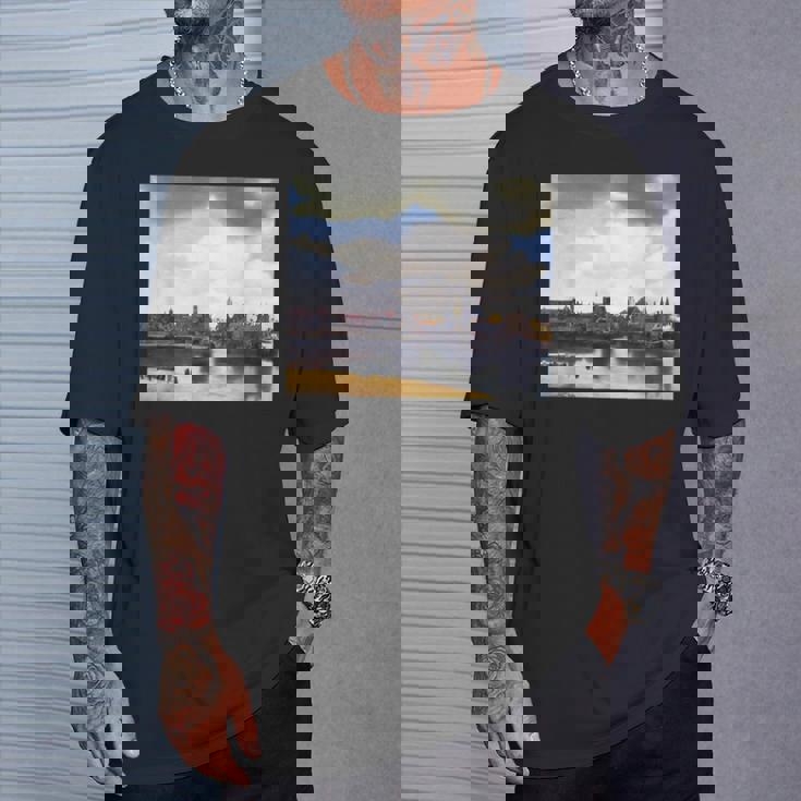 ヨハネス・フェルメールによるデルフトの眺めゲジヒト・オプ・デルフト 1661 Tシャツ 彼への贈り物