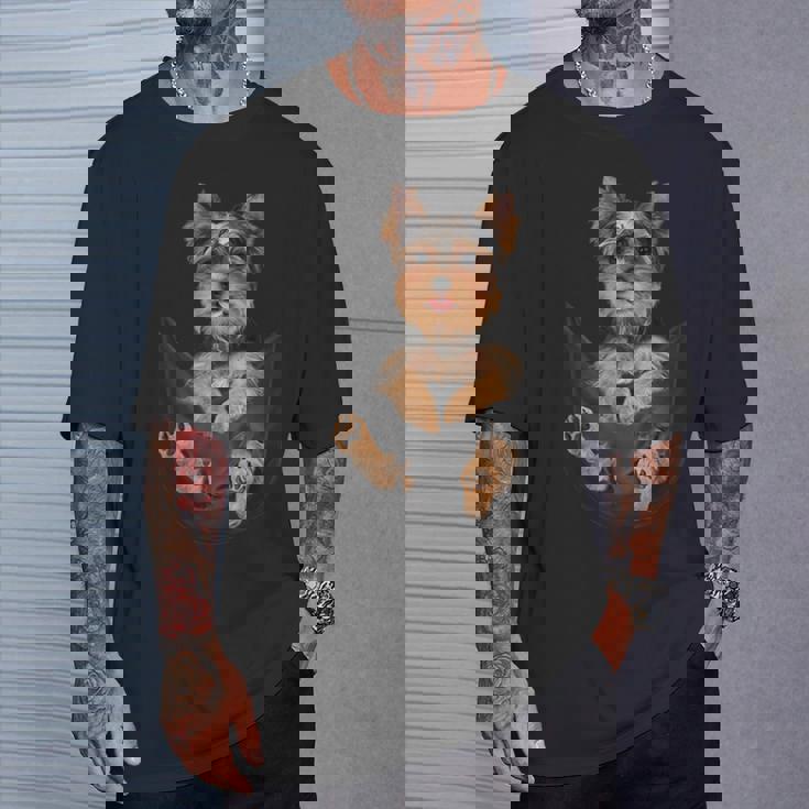 ヨークシャーテリアをポケットに入れて、ヨーキー犬愛好家に。 Tシャツ 彼への贈り物