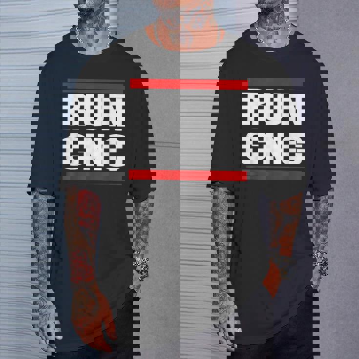 ラン Cnc マシニング メカニック Cnc フライスカッター プログラマー Tシャツ 彼への贈り物