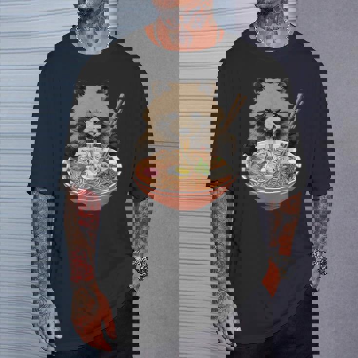 ラーメンたぬき タヌキ おもしろ ユニーク 動物 アニマル 狸 漢字 麺 グラフィック イラスト アニメ Tシャツ 彼への贈り物