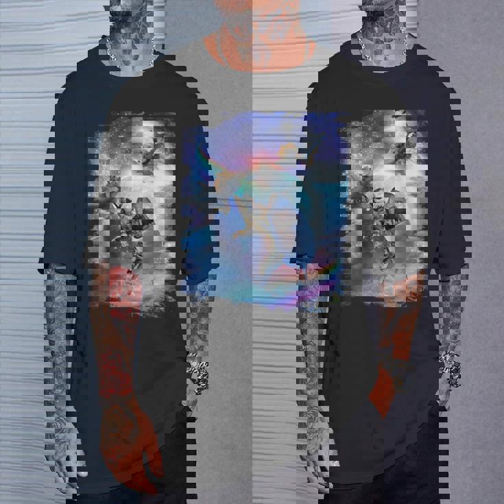 レインボーギャラクシー 宇宙に乗るサメに乗る猫 Tシャツ 彼への贈り物