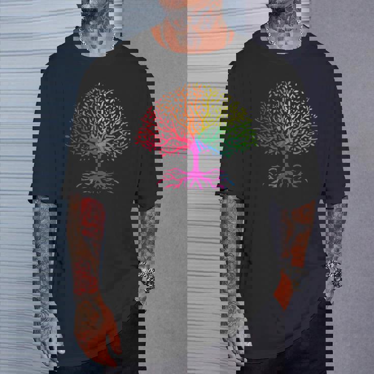 レインボーフラッグ ツリー・オブ・ライフ Lgbt ゲイ・プライド月間 Lgbtqアライ Tシャツ 彼への贈り物