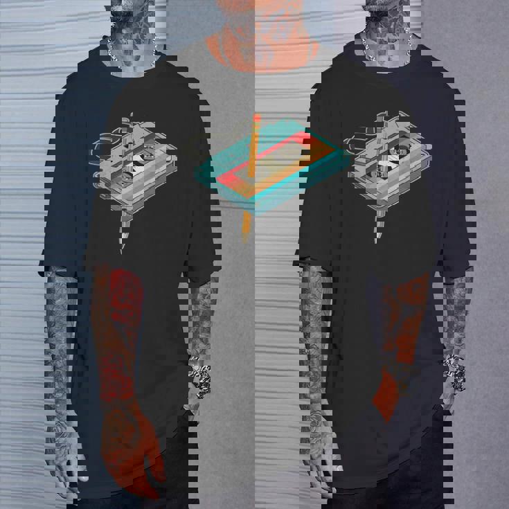 レトロ カセット テープ ペンシル 80 年代 90 年代の音楽ミックステープの振り返り Tシャツ 彼への贈り物